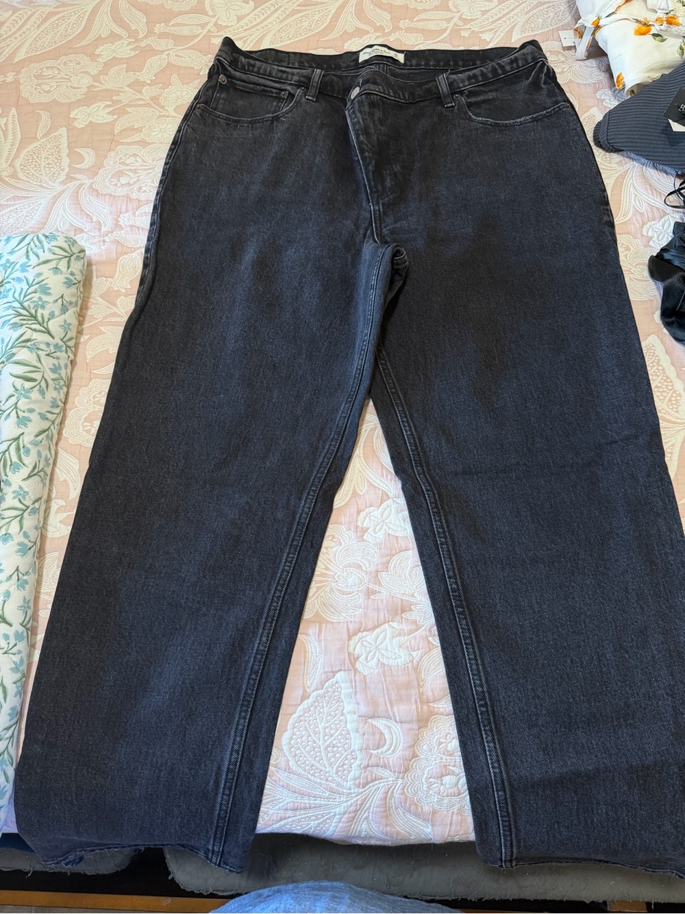 Abercrombie & Fitch Women's 90s Straight Black Jeans
